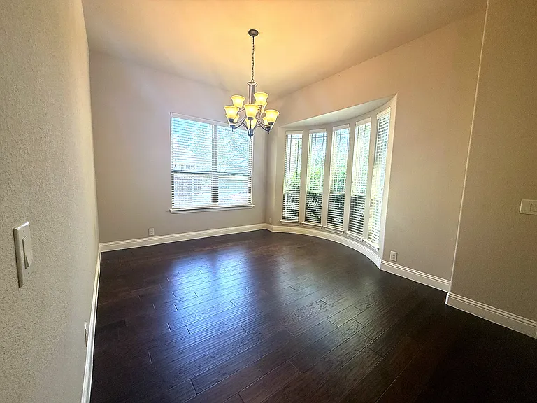 1109 Abbey Ln — Photo 2