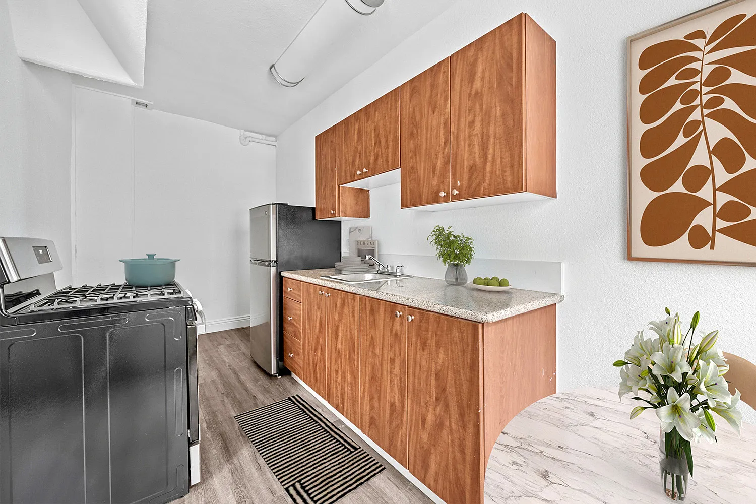 Cahuenga Apartments — Photo 2
