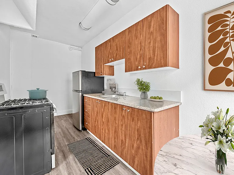 Cahuenga Apartments — Photo 2