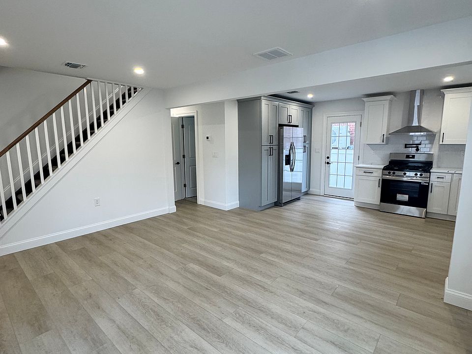 1st image of 215 W Marie St #215
