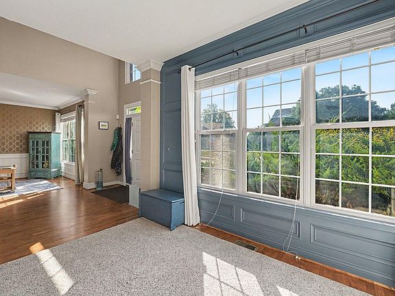 4th image of 417 Glengarry Way