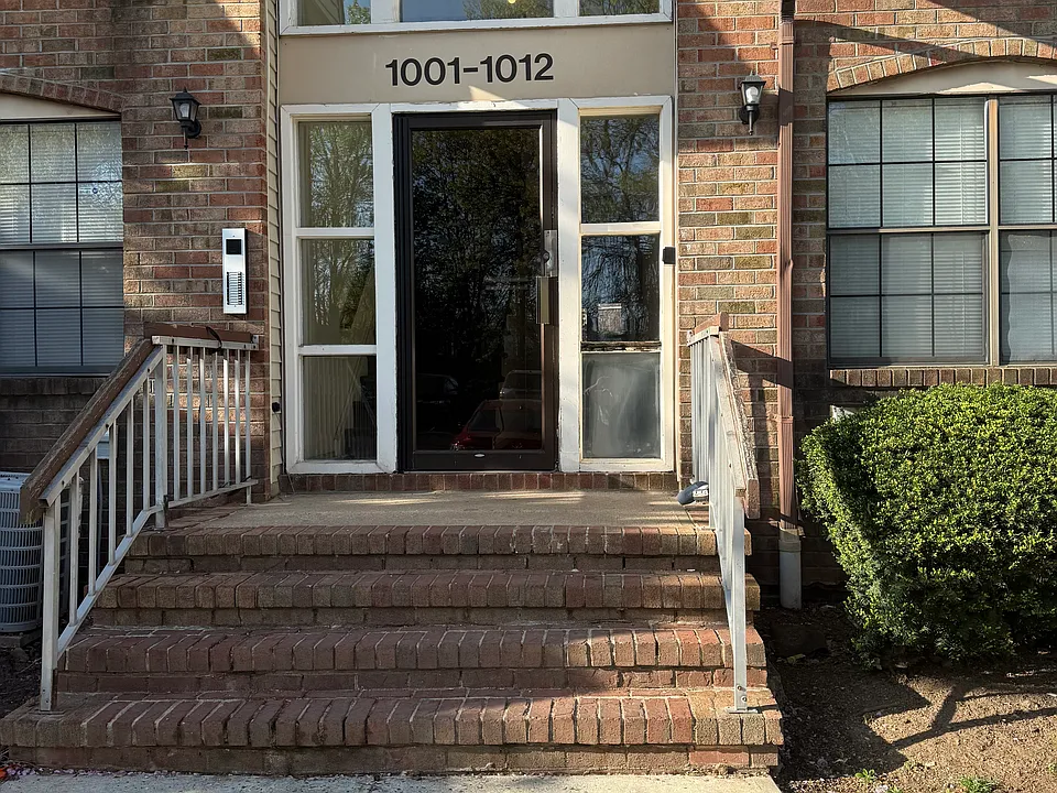 1008 Hidden Village Dr
