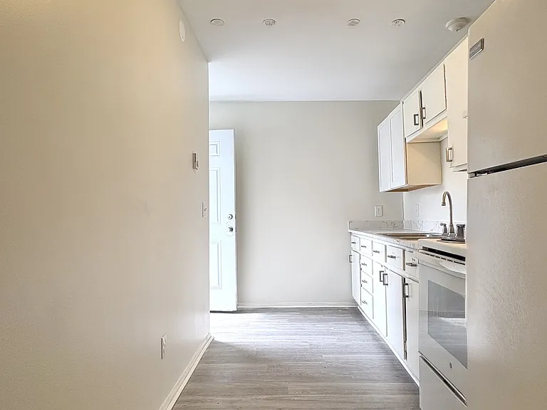 82 N Kelsey St #4 — Photo 2