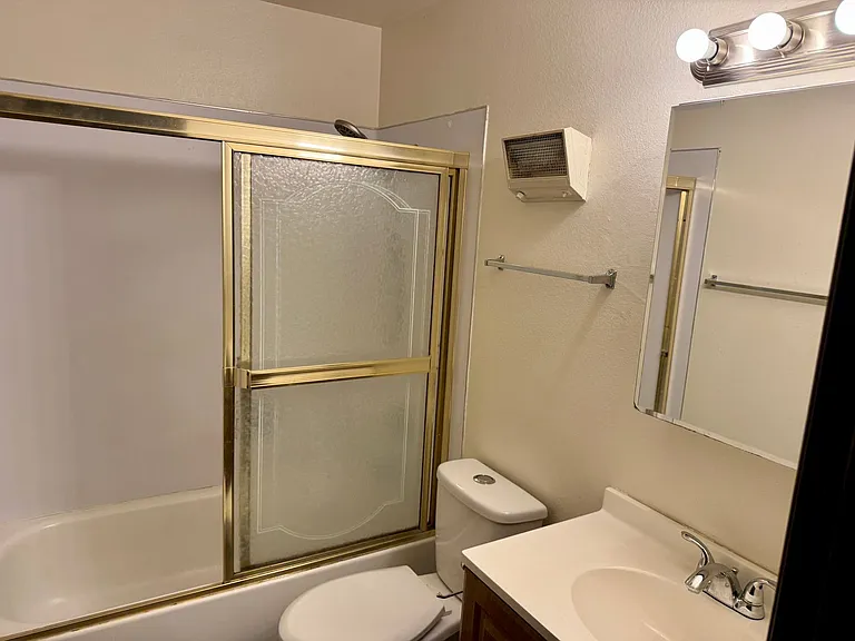 Single level top floor 2 bed Flat w/nice sized deck — Photo 11