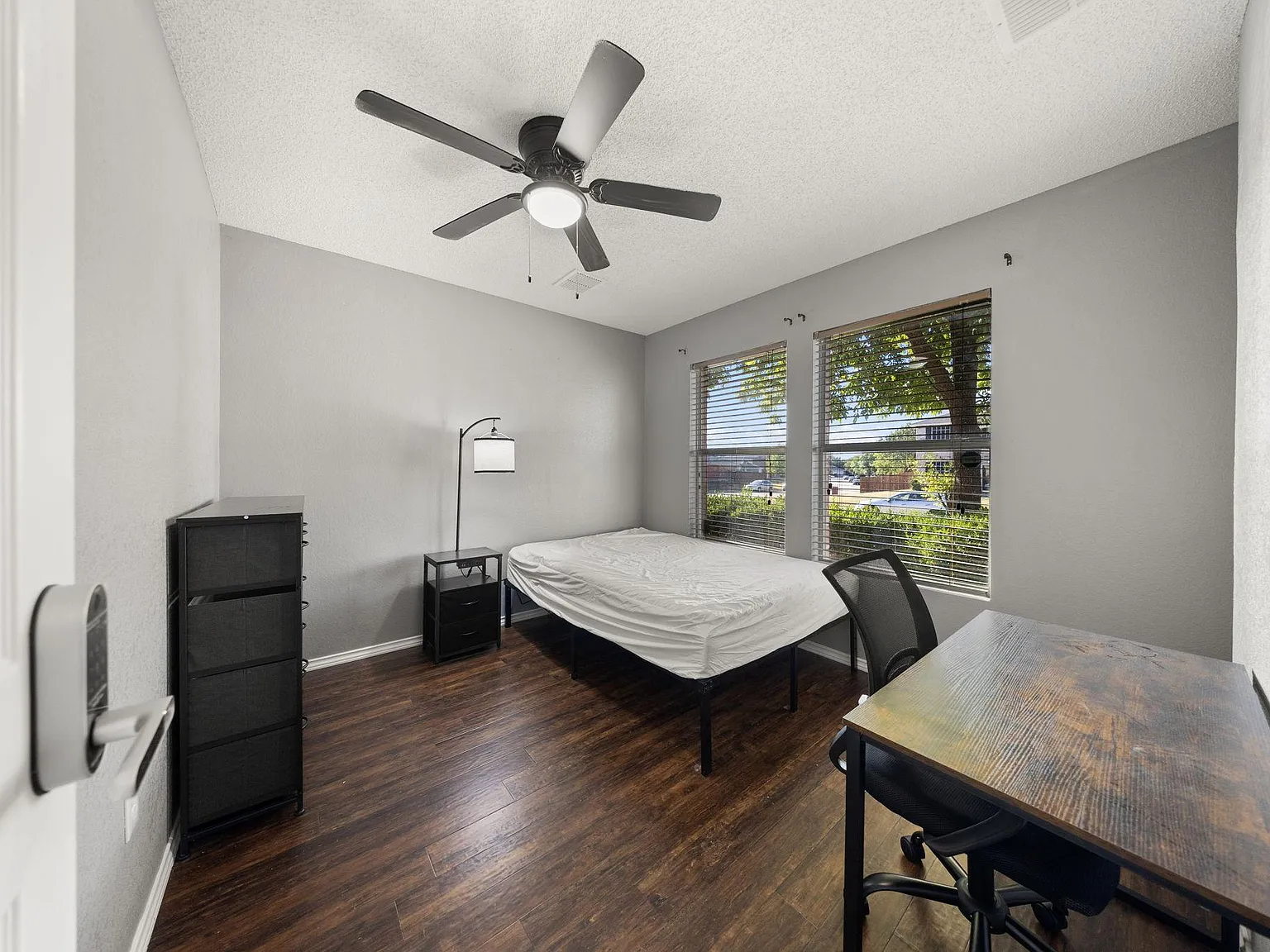 4 bed, 2.0 bath, 2313 sqft, $888 — Photo 1