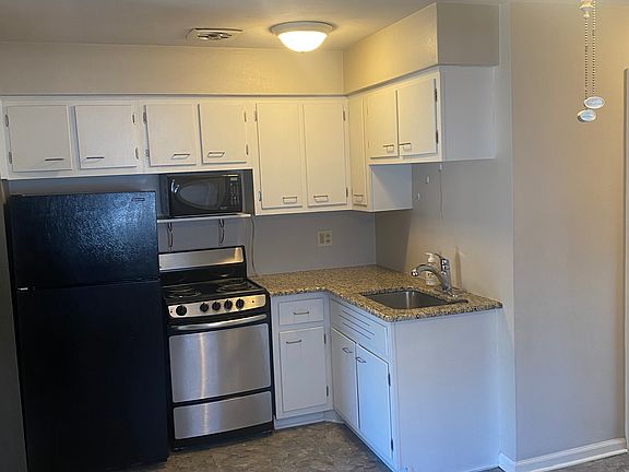 Granite countertops, painted cabinets