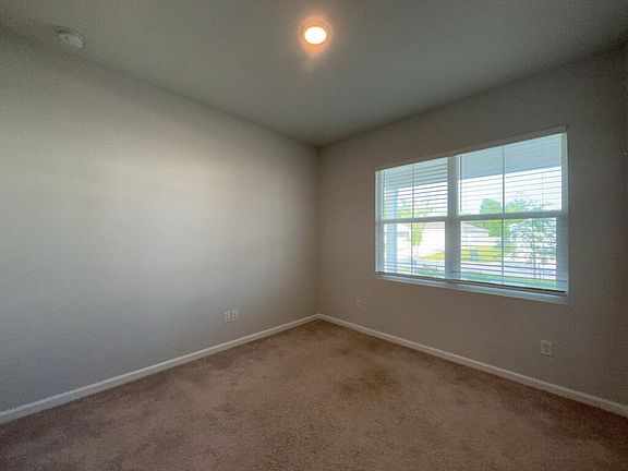 3rd image of 293 W Bradford Pointe Dr