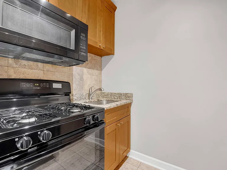 414 W Walnut St #304 — Photo 7