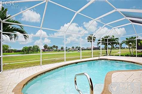 A water view that will thrill you with local water foul.  Herons, Egrets, Ibis and Eagles are common.  Roseated Spoonbills in the summer months.