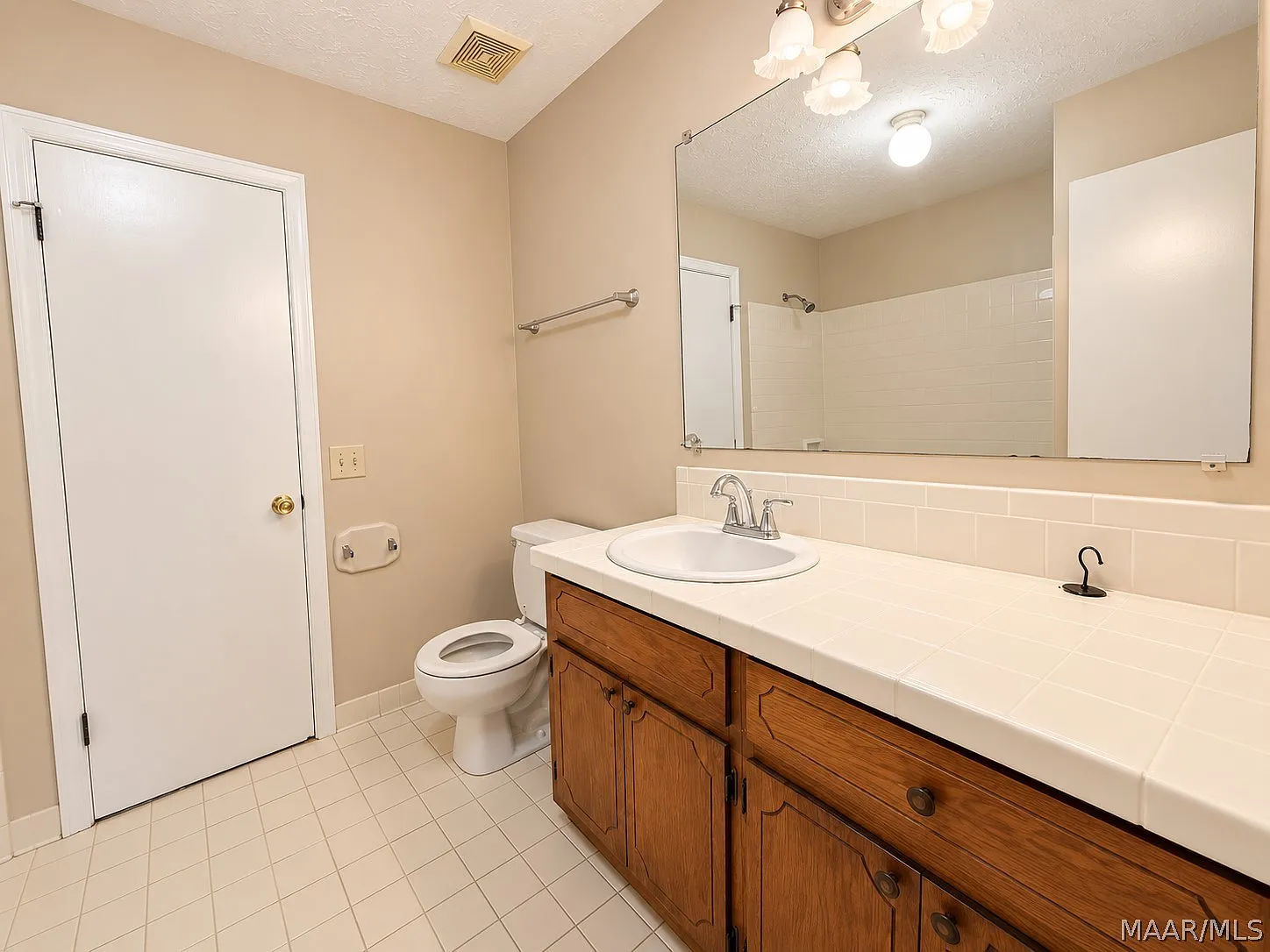 2 bed, 1.5 bath, 1024 sqft, $1,050 — Photo 3