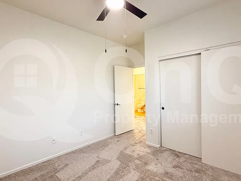 807 W Sunset Dr — Photo 2