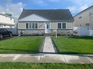 29 E Jackson Ave, Babylon, NY 11702