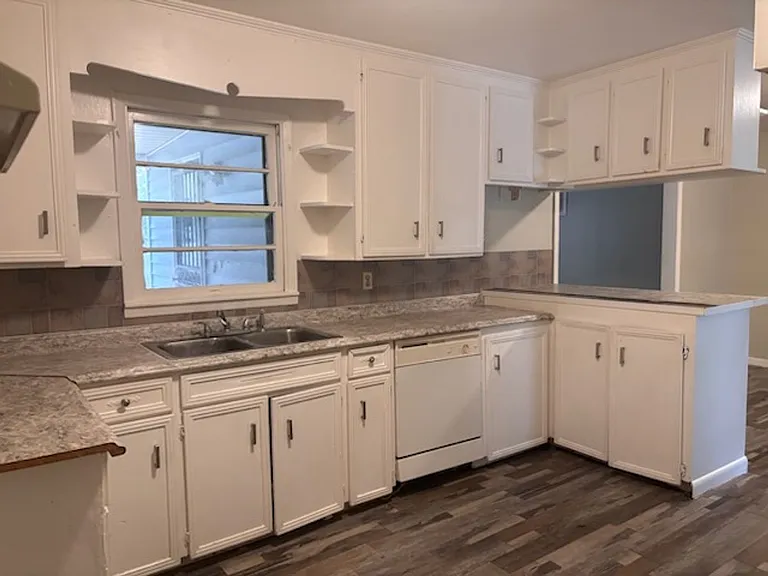 2860 Charleston Dr — Photo 2