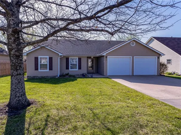 1306 S Raintree Dr, Tonganoxie, KS 66086