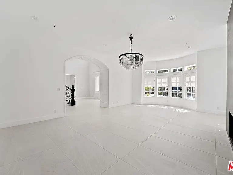 2387 Stratford Cir — Photo 17