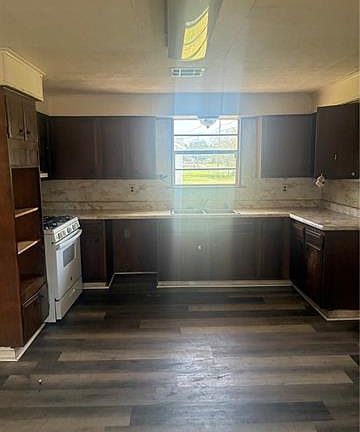 2nd image of 900 Oak Ave