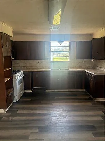 900 Oak Ave — Photo 2
