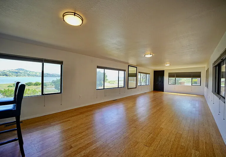 315 E Strawberry Dr #A — Photo 6