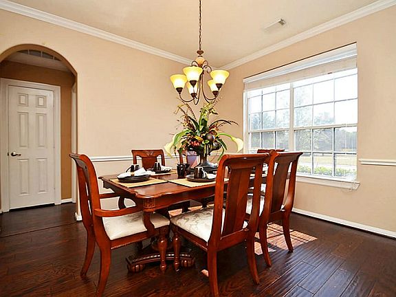 Nice Sized Formal Dining with Crown Molding!