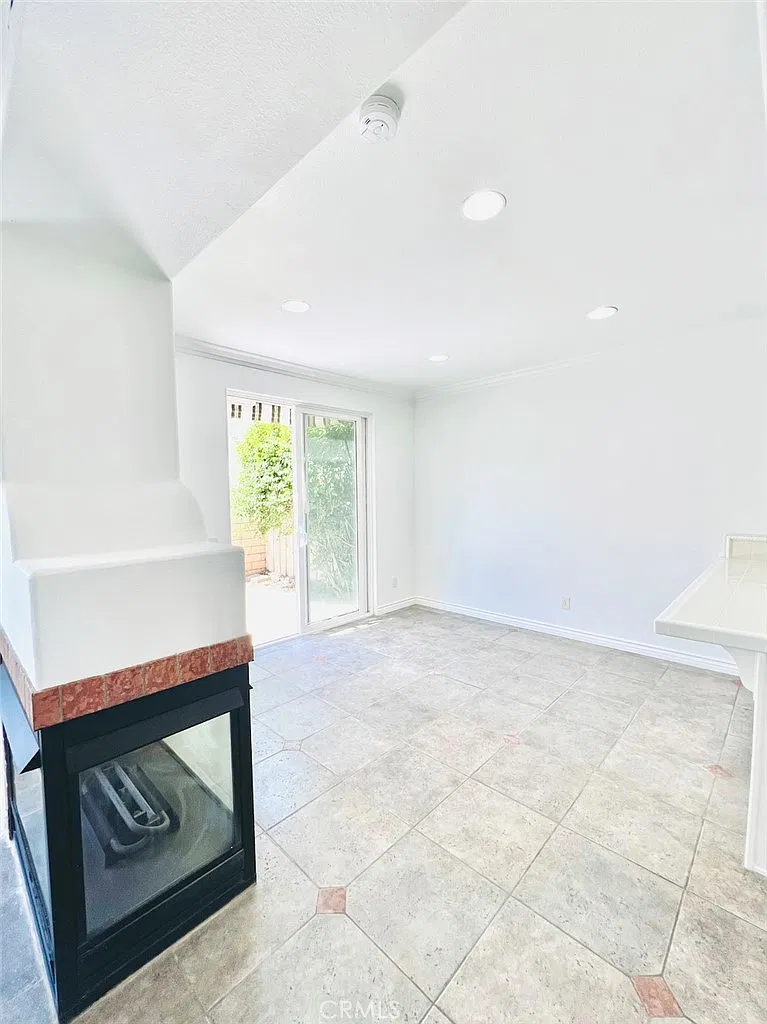 3 bed, 2.5 bath, 1650 sqft, $4,600 — Photo 2