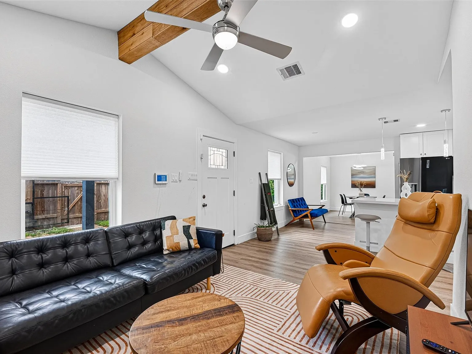 3 bed, 2.0 bath, 1282 sqft, $2,400 — Photo 4
