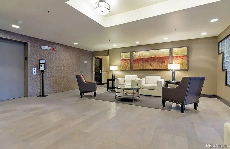 2 bed, 2.0 bath, 996 sqft, $2,700 — Photo 3
