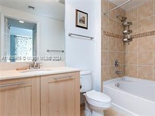 4th image of 511 SE 5th Ave APT 1608