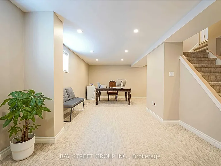 1480 Princeton Cres — Photo 29