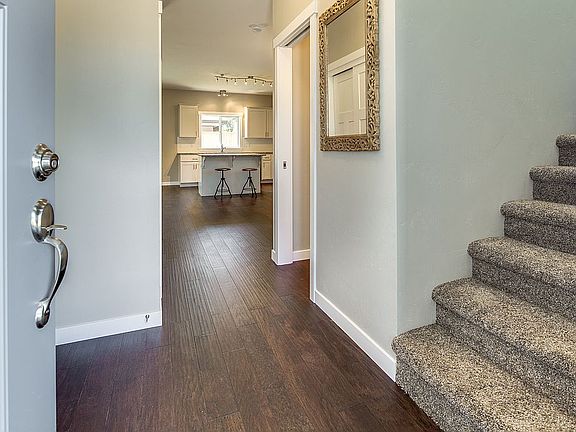 4th image of 471 SE Gleneden Pl