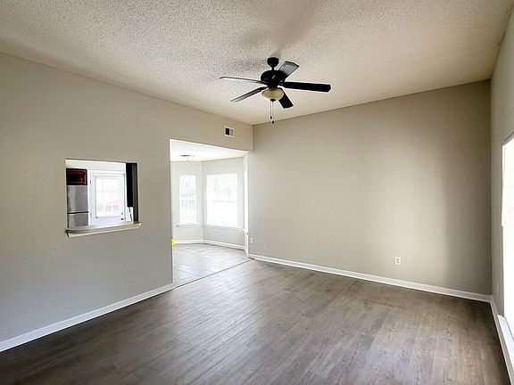 3rd image of 511 Caddis Creek Rd