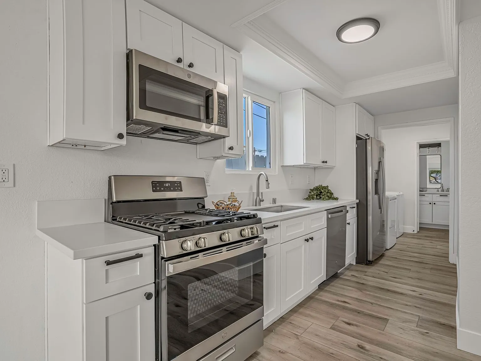 3 bed, 2.5 bath, 1467 sqft, $3,950 — Photo 3