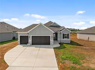 8153 Roundtree St, Lenexa, KS 66220