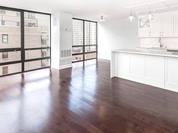 2nd image of 1322 N Astor St #707