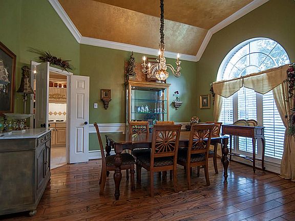 Beautiful chandelier! Entertainer's dream.