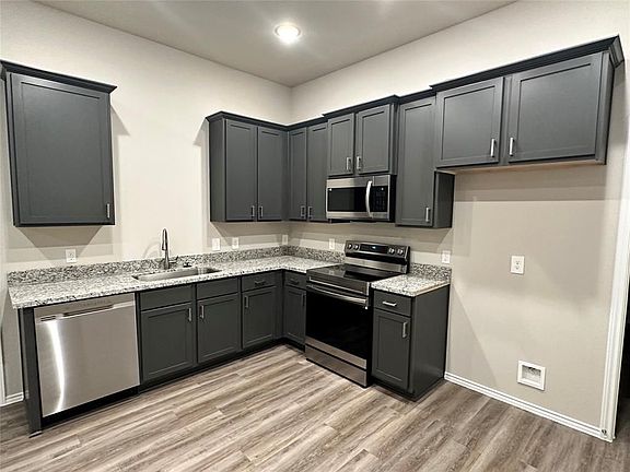 3rd image of 11521 Persimmon St