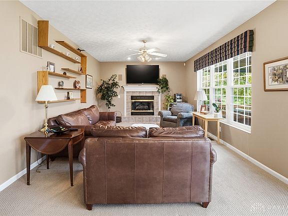 4th image of 424 Tillotson Pl
