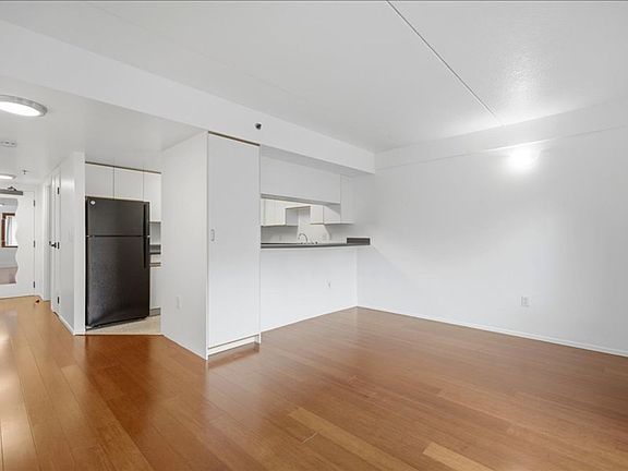 4th image of 1415 SW Park Ave APT 404