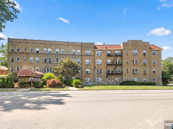 218 Broad Ave APT 3C, Leonia, NJ 07605