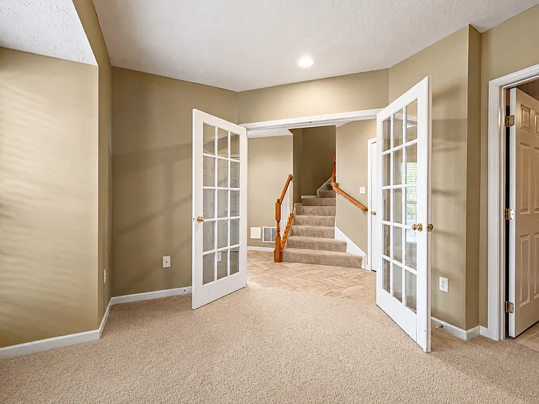 208 Village Pl — Photo 5