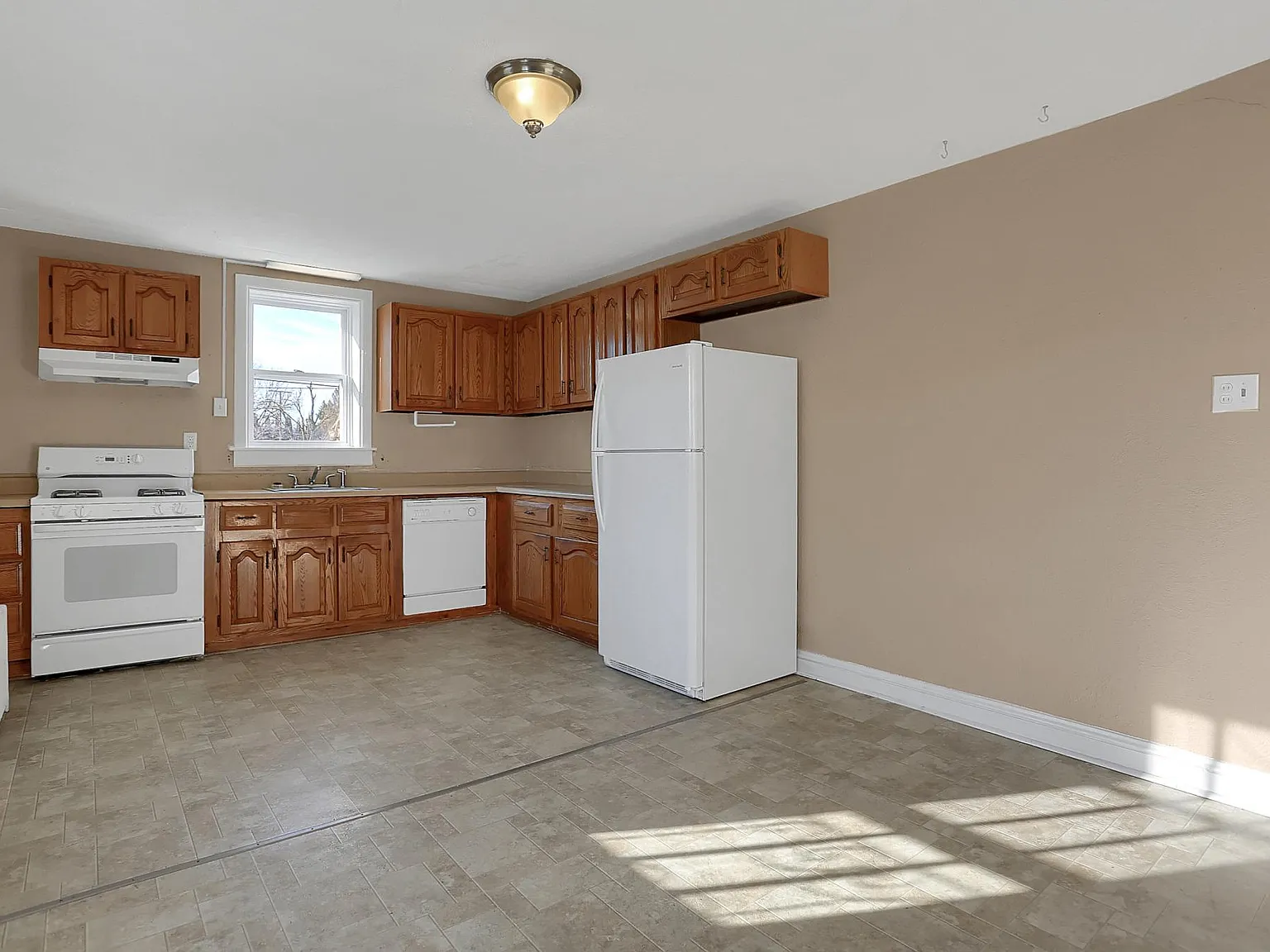 2 bed, 1080 sqft, $1,095 — Photo 2