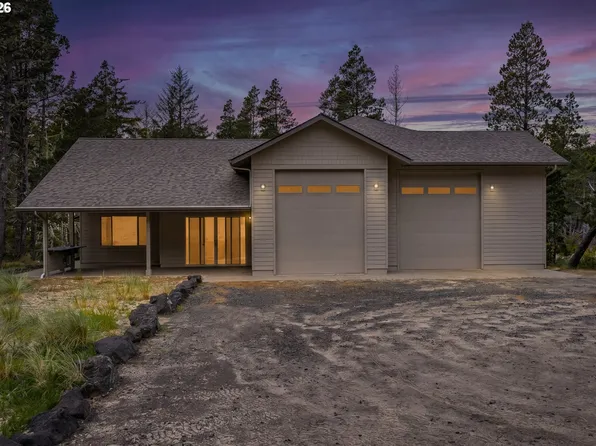 747 Pacific Dunes Dr, North Bend, OR 97459