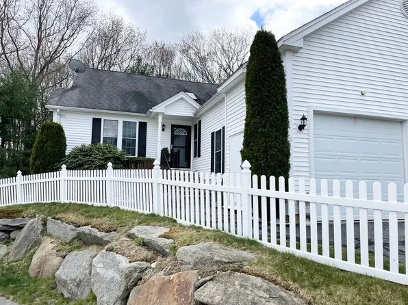 11 Carriage Path, Uxbridge, MA 01569