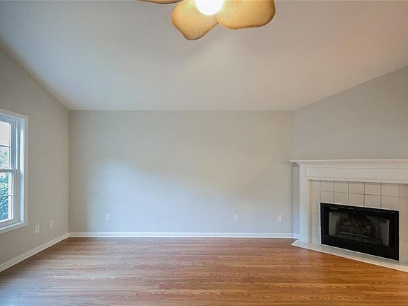 3rd image of 218 Parkridge Dr