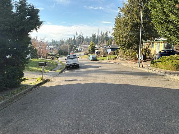 4th image of 4808 184th Pl SW