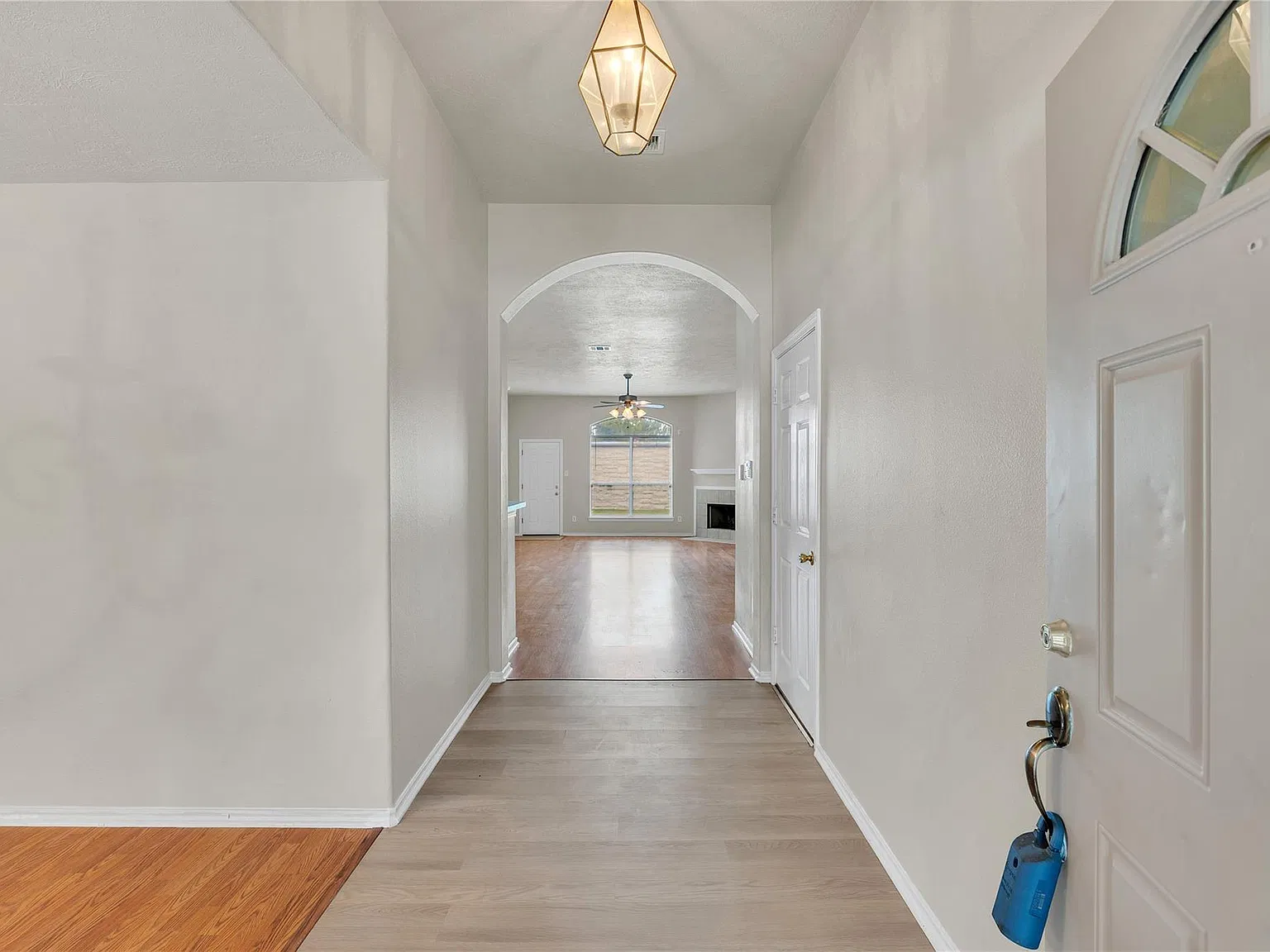 3 bed, 2.0 bath, 1886 sqft, $2,300 — Photo 3