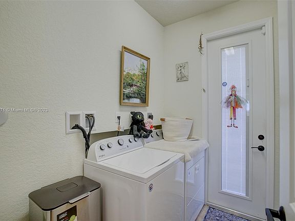 3rd image of 1040 Eucalyptus Dr Unit 6