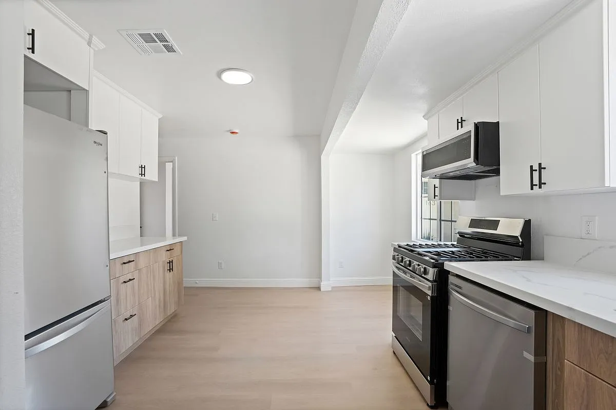 2 bed, 2.0 bath, 986 sqft, $3,100 — Photo 2