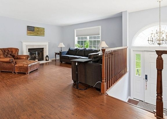 4th image of 46 Melinda Ln