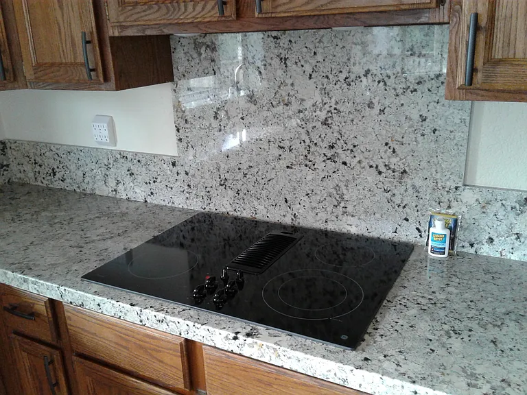 Electric cooktop with downdraft