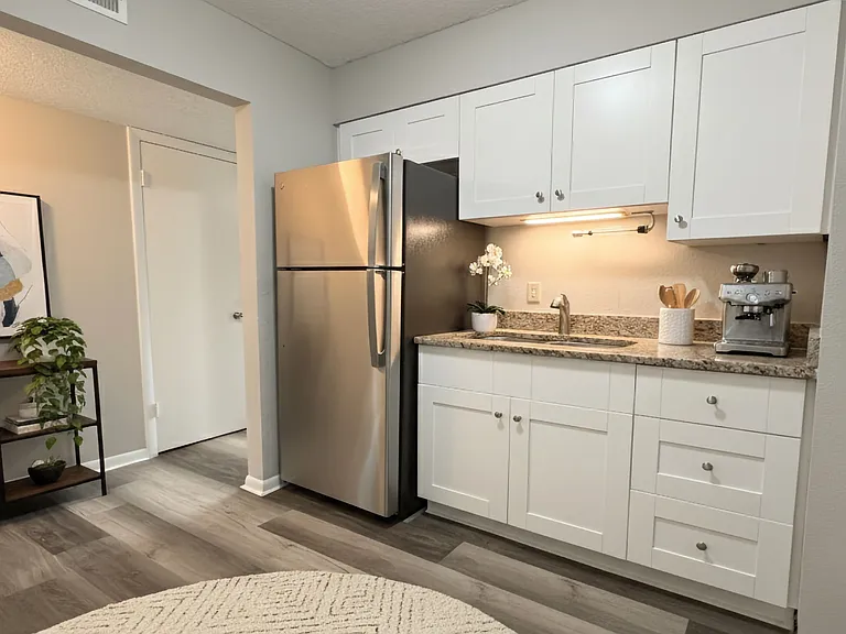 Carriage House Apts — Photo 8